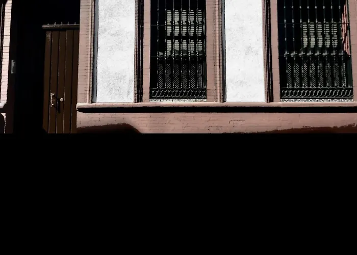 Junto A La Calle Betis: El Corazon De Triana